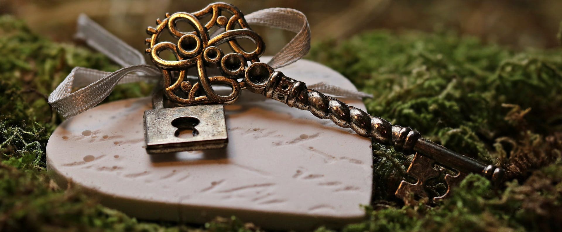 Key hole and chain